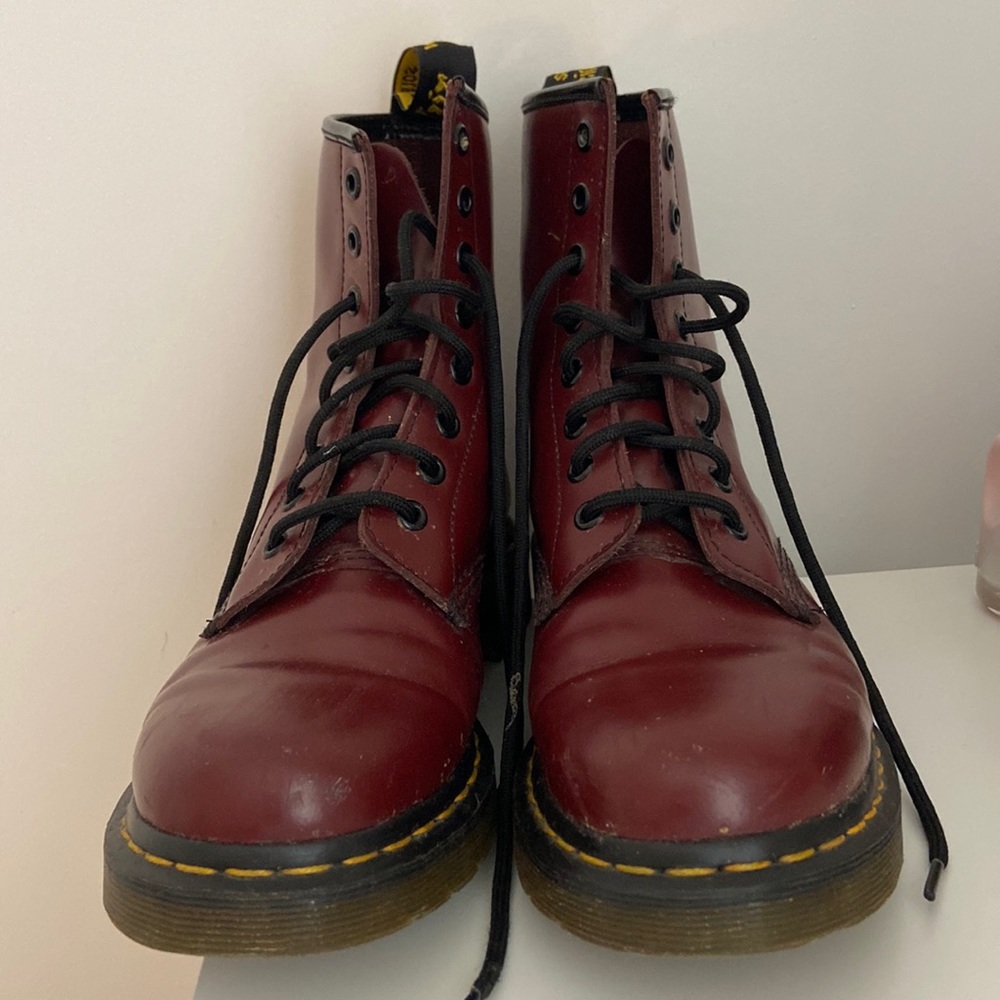 Maroon Doc Martens in very good condition! Size US 8 EU 39